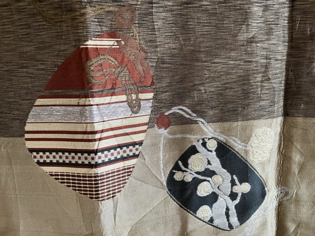 Découvrez notre Antique Haori Homme en soie noire avec motifs Tomoe Montsuki. Un accessoire Ocha Dogu idéal pour l'élégance quotidienne ou les arts martiaux