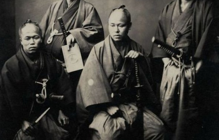 Le haori de samouraï, symbole de noblesse et de courage, était porté par les guerriers pour marquer leur rang et leur statut. Aujourd’hui, il incarne un mélange de tradition et de sophistication, offrant à ceux qui le portent une touche de l’histoire japonaise. Découvrez les secrets et l’élégance de cette veste emblématique